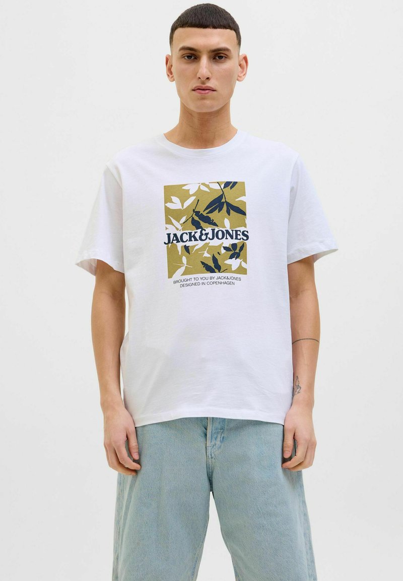 Hvid bomulds t-shirt med et rektangulært grafisk design med grønne og marineblå blade, mærkenavnet "JACK&JONES" i fed sort tekst.