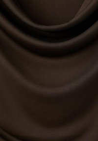 Teren de culoare maro cu o textură netedă, prezentând pliuri lăsate și un luciu subtil, evidențiind o culoare solidă fără modele sau accente.