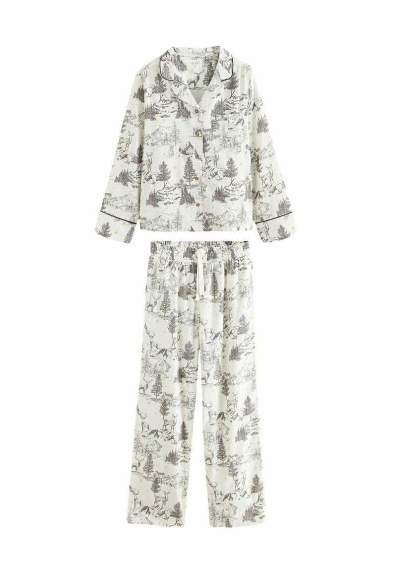 Weißes Schlafanzugset mit Wald- und Hirschmuster in Grau, bestehend aus einer knopfbaren Bluse mit Tasche und einer Hose mit elastischem Bund und Kordelzug.