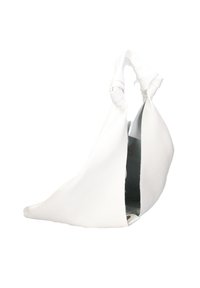 Borsa in pelle bianca con forma curva, manico annodato e apertura superiore che lascia intravedere un interno a contrasto. Texture liscia e design minimalista.