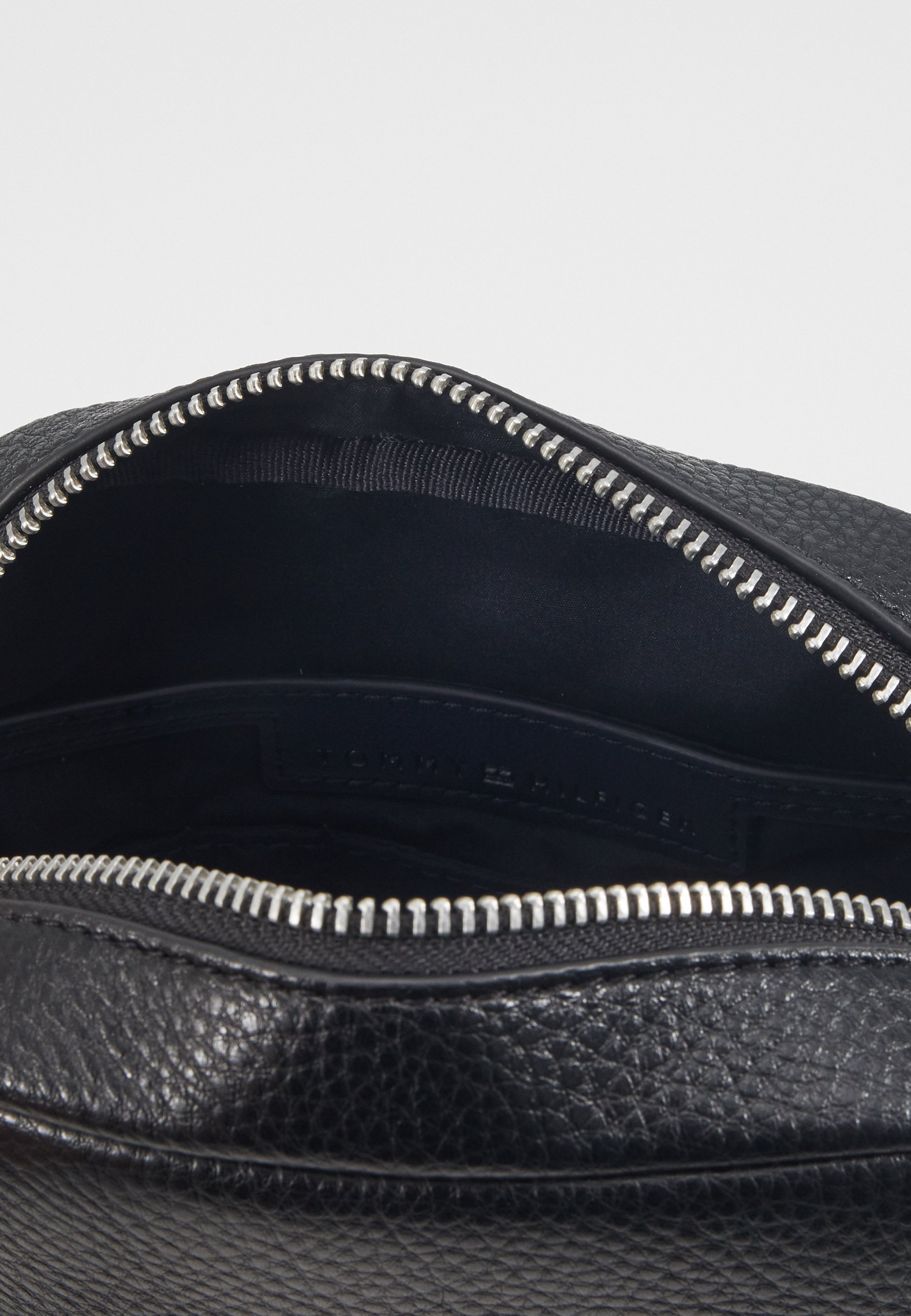 tommy hilfiger th modern mini cross black