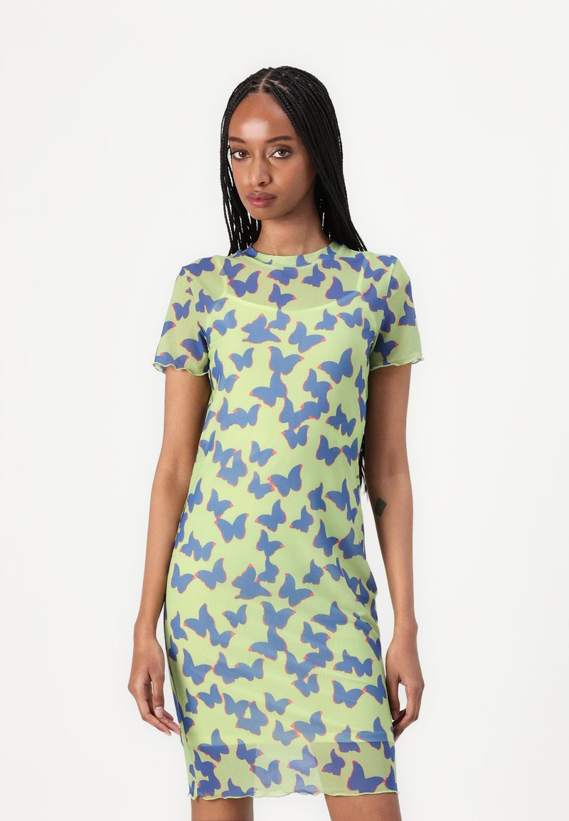 Robe à manches courtes en tissu vert avec un motif de papillons multicolores. Design ajusté avec un col rond et des bords légèrement festonnés.