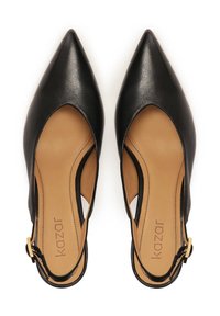 Scarpe slingback in pelle nera con punta affusolata, cut-out lungo i lati e una soletta beige con un logo discreto e accenti in ottone dorato.