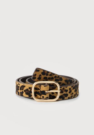 Ceinture en cuir à imprimé léopard avec un design roulé et une boucle métallique ovale dorée sur fond gris.