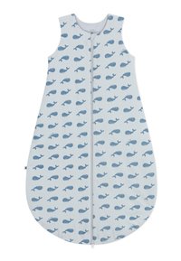 Lichtblauwe slaapzak met een ritssluiting, voorzien van herhalende donkerblauwe walvissenpatronen, gemaakt van zachte stof met een gladde textuur.