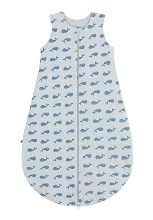Sac de couchage bleu clair avec fermeture éclair, orné de motifs répétitifs de baleines bleu foncé, fabriqué en tissu doux avec une texture lisse.