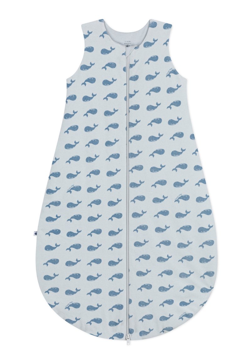 Lichtblauwe slaapzak met een ritssluiting, voorzien van herhalende donkerblauwe walvissenpatronen, gemaakt van zachte stof met een gladde textuur.