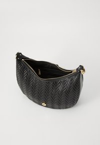 Borsa a tracolla in pelle nera trapuntata con zip e hardware dorati, forma rotonda e motivo a spina di pesce testurizzato. Interno spazioso con scomparti.