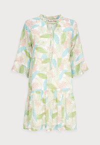 Kukkakuvioinen mekko, valmistettu kevyestä kankaasta; siinä on pyöreä kaula-aukko, nappilista ja kerroksittainen helma röyhelöhihansijoilla pastellisävyissä.