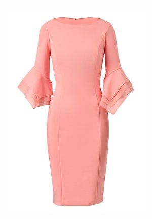 Robe rose cintrée longueur genou avec encolure bateau et manches cloche superposées.