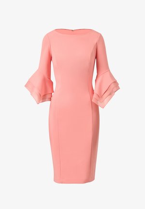 Roze, knielange nauwsluitende jurk met boothalslijn en gelaagde klokmouwen.