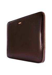 Brązowe skórzane etui na laptopa ze złotym suwakiem wzdłuż krawędzi i małą prostokątną plakietką z logo z przodu.