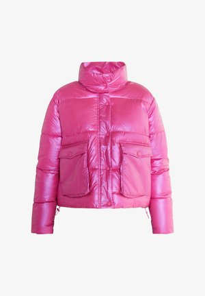 Rosa Pufferjacke mit hohem Kragen, Druckknöpfen und zwei Fronttaschen. Glattes, glänzendes Material mit gesteppter Optik und verkürztem Design.