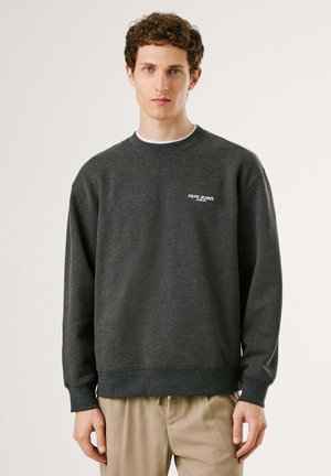 Donkergrijze sweatshirt gemaakt van een katoenmix, met een geribde halslijn, lange mouwen en een klein wit logo op de linkerborst.