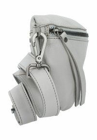 Borsa in pelle grigia con chiusura a zip, hardware metallico e tracolla regolabile. Superficie texturizzata con dettagli di cucitura visibili.