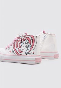 Zapatillas altas de lona blanca con acentos en rosa, que presentan un diseño de unicornio con corazones y estrellas impresas en las lados exteriores.