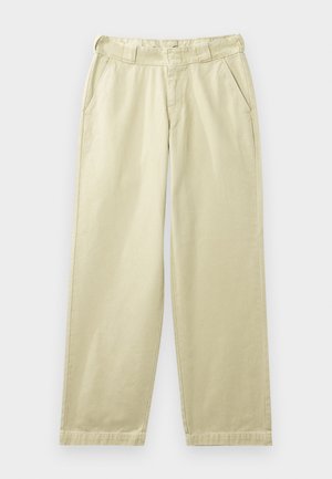 Pantaloni bej din bumbac, croială lejeră, cu buzunare laterale, bucle pentru curea și picioare drepte. Textură netedă, cu detalii minime de cusături.