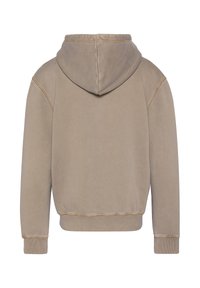 Brun hættebluse med en blød, tekstureret overflade. Har en kængurulomme, ribbede ærmer og kant. Synlige syninger.