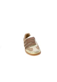 Scarpa intrecciata beige e crema con tre cinturini in velcro, punta arrotondata e superficie testurizzata. Suola in gomma marrone. Design leggero.
