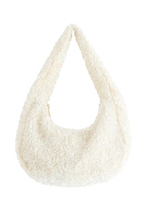 Hvid halvmåneformet taske dækket med små palietter med en bred, polstret skulderrem og en sidelomme med lynlås.