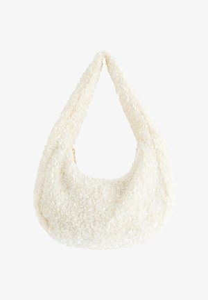 Hvid halvmåneformet taske dækket med små palietter med en bred, polstret skulderrem og en sidelomme med lynlås.