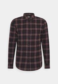 Camicia a maniche lunghe a quadri nera, rossa e grigia, con colletto classico e chiusura a bottoni, caratterizzata da un orlo curvo e una consistenza morbida.