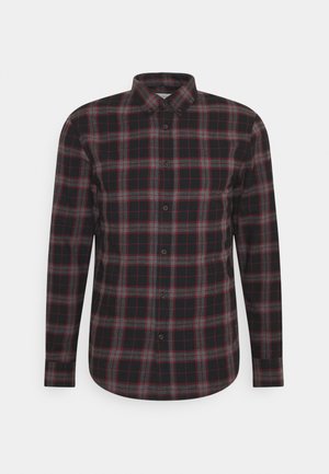 Camisa de manga larga de cuadros en negro, rojo y gris, con cuello clásico y cierre de botones, que presenta un dobladillocurvo y una textura suave.