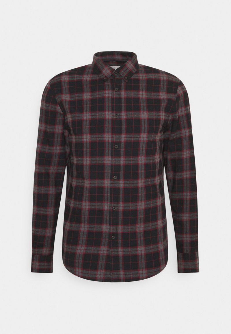 Camicia a maniche lunghe a quadri nera, rossa e grigia, con colletto classico e chiusura a bottoni, caratterizzata da un orlo curvo e una consistenza morbida.
