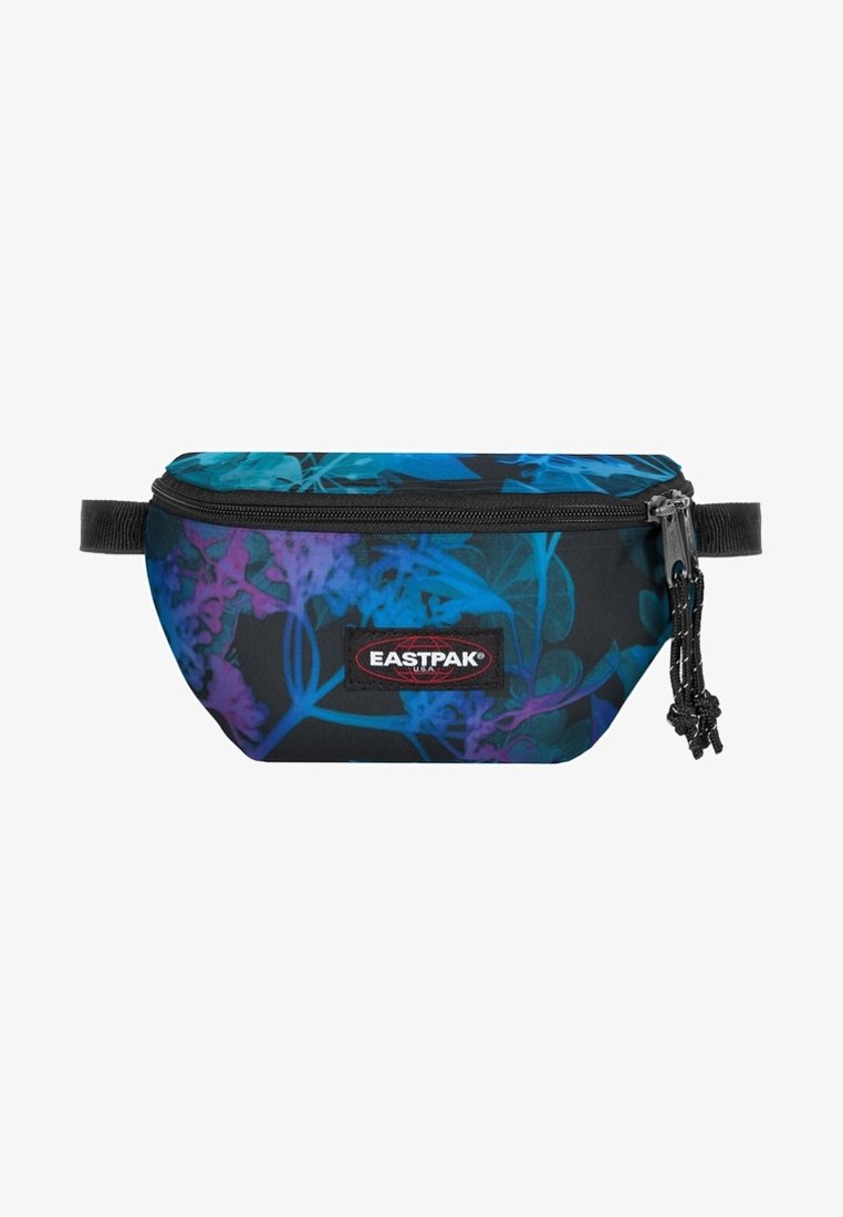 Sac banane Eastpak noir avec motif floral bleu et violet, fermeture éclair avec double curseur, et sangle latérale réglable.