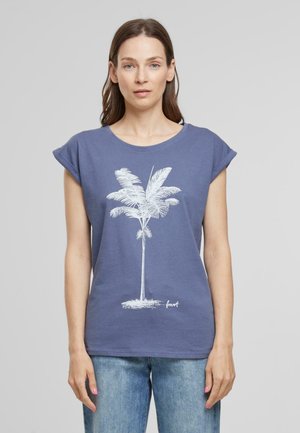 Blauwe katoenen T-shirt met korte opgerolde mouwen, met een witte palmboomafbeelding en het woord "forest" in kleine letters onderaan.