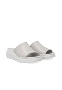 Open-toe sliders met een gladde grijze bovenkant, een contrasterende donkere teenaccent en een witte platformzool met textuurdetails.