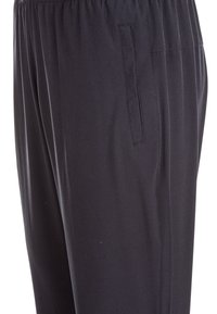 Zwarte broek met elastische tailleband en een gladde textuur, voorzien van een zijzak en eenvoudige plooidetails langs de benen.