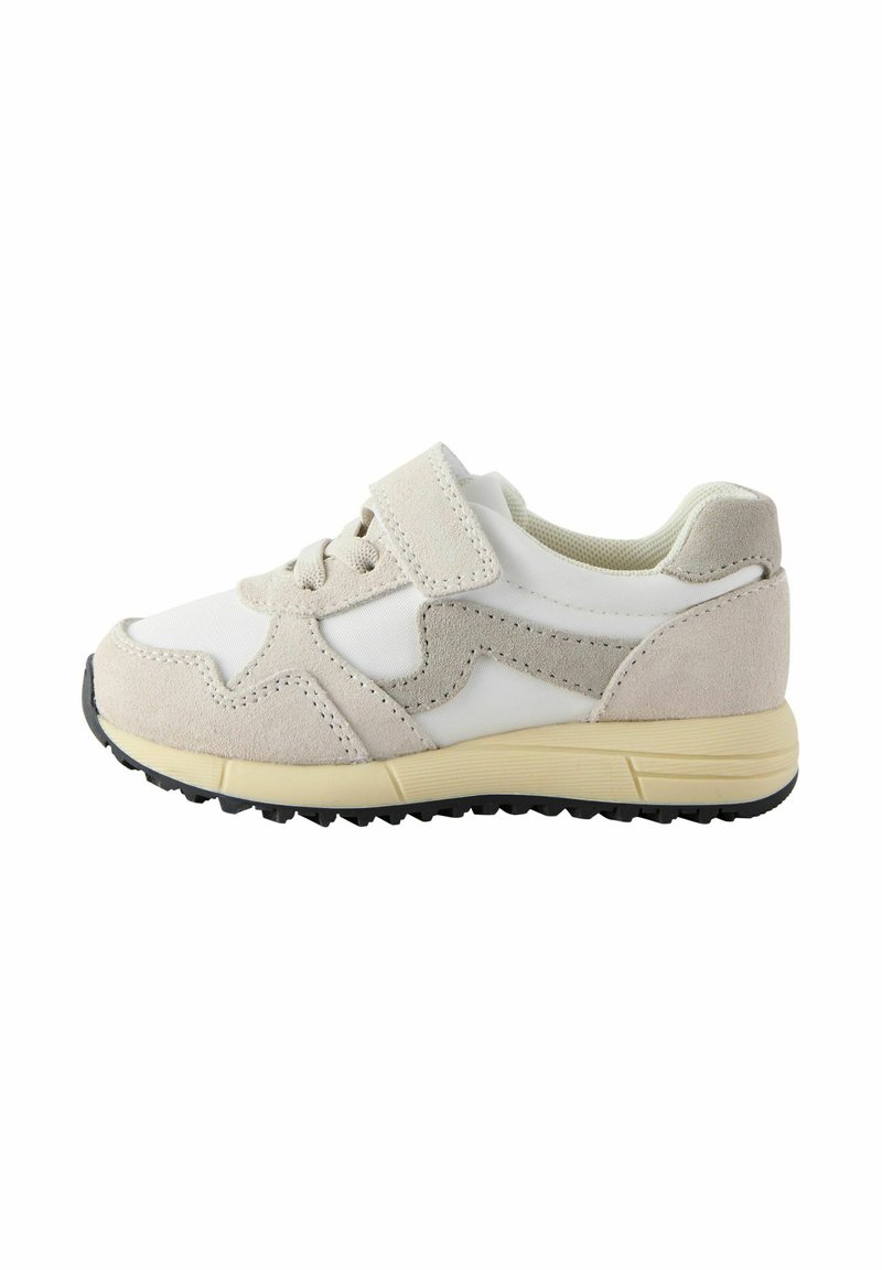Jeugd sneaker in wit en lichtgrijs suede, met meshpanelen, vetersluiting, verstelbare klittenbandsluiting en rubberen zool.