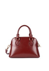 Sac à main en cuir verni rouge avec anses supérieures doubles, accents en doré, fermeture éclair et une bandoulière réglable et amovible.