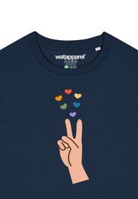 Marineblauwe katoenen t-shirt met een grafisch ontwerp van een hand met twee opgestoken vingers, omringd door kleurrijke harten in rood, oranje, groen, blauw en paars.