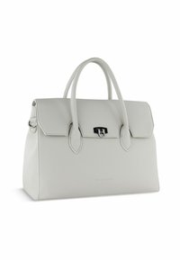 Sac à main en cuir gris clair avec une forme structurée, des anses arrondies et une fermeture à rabat dotée d'un fermoir en métal noir. Texture lisse avec un minimalisme dans les détails.