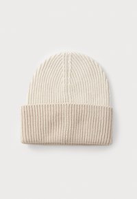 Strickmütze in hellem Creme und Beige, mit gerippter Textur und umgeschlagenem Saum. Schlichtes Design, ohne Muster oder Verzierungen.