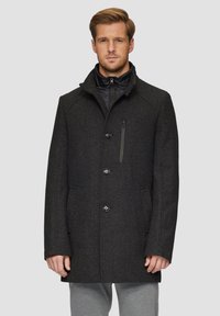 Donkergrijze jas met een gestructureerde afwerking, voorzien van een hoge kraag, knoopsluiting en een ritszak op de borst voor extra functionaliteit.