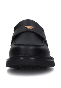 Mocassini in pelle nera con una fascia larga e dettagli in oro. Presentano una punta arrotondata e una suola in gomma texturizzata per una maggiore aderenza.