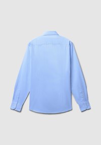 Camicia azzurra a maniche lunghe con colletto a punta, polsini con bottoni e una texture liscia. Il retro presenta una cucitura trasversale sulle spalle.