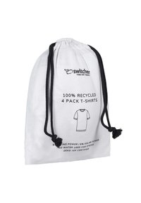Weißer Beutel mit Kordelzug in Schwarz, mit grafischem Druck für "100% recycelte 4er-Pack T-Shirts" und Angaben zur Umweltzertifizierung.