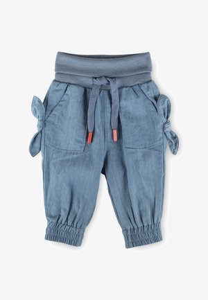 Pantalon pour tout-petit bleu clair avec poignets élastiqués, taille côtelée, cordon de serrage avec embouts rouges, grandes poches avant et nœuds décoratifs sur les côtés.