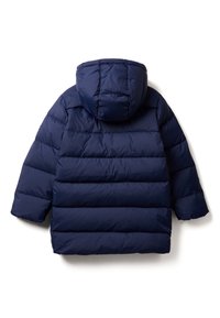 Giacca puffer blu navy con cappuccio, caratterizzata da cuciture orizzontali, una texture trapuntata e un design di lunghezza media. Materiale morbido e isolante.