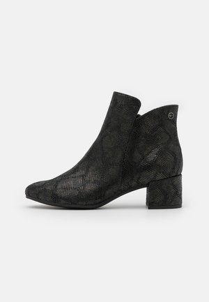 Czarne teksturowane botki z wzorem skóry węża, zwężanym noskiem i obcasem typu blok. Posiadają otwartą tylną część oraz subtelne logo marki.