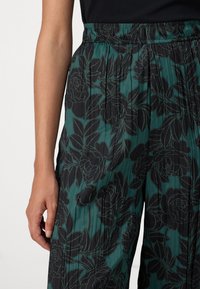 GAP CRINKLE PULL ON - Kelnės - green/black