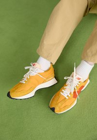 New Balance U327 UNISEX - Sneaker low - butterscotch