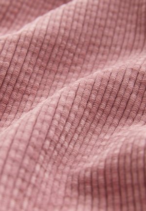 Tissu rose côtelé avec une surface texturée, présentant de fines lignes verticales et une légère brillance. Idéal pour des vêtements ou de l'ameublement.