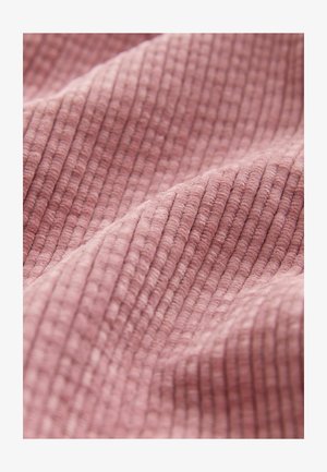 Roze ribstof met een gestructureerd oppervlak, voorzien van smalle verticale lijnen en een zachte glans. Ideaal voor kleding of stoffering.