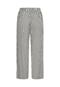 Pantalon blanc ample avec rayures noires verticales, taille élastique, longueur raccourcie et coupe droite.