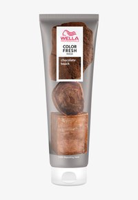 Wella Color Fresh Mask in een doorzichtig tube heeft een bruine ontwerp met een gestructureerde chocoladeafwerking. Bevat kleurafgevende componenten.